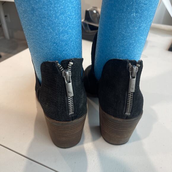 LUCKY BRAND Sz 10 M Black Suede Bootie Boot D’Orsay Back Zip Deep Side Cut 2.5" - Picture 4 of 10